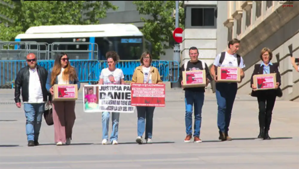 Cinco familias de jóvenes asesinados presentan 100.000 firmas para endurecer la Ley del Menor