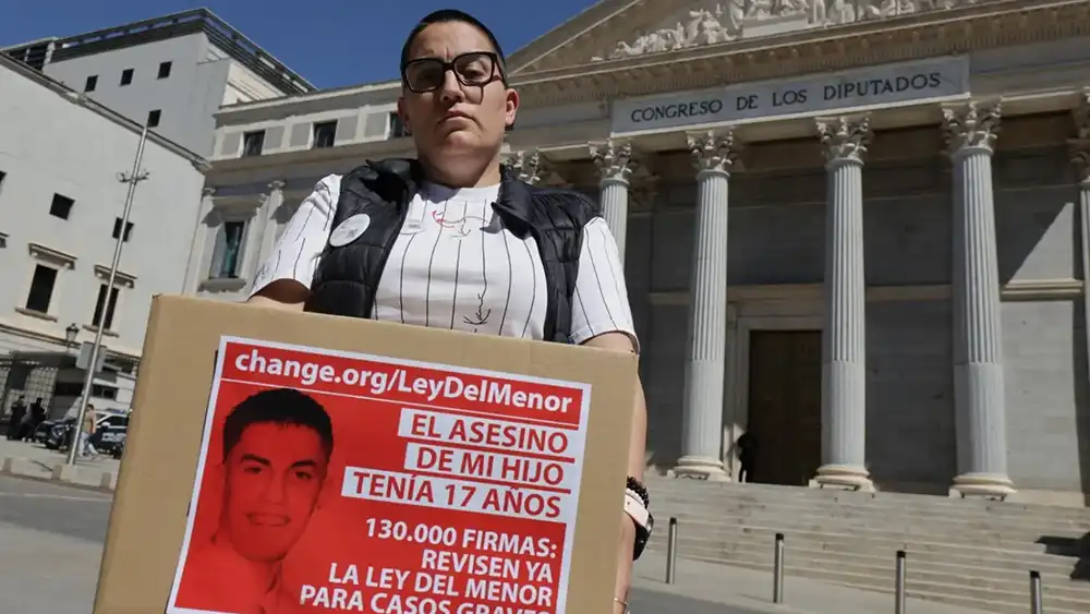 Silvia, José y otros padres contra los menores que mataron a sus hijos: "Vamos al cementerio cada día y ellos... libres a los 24" 1 Este jueves se concentraron en el Congreso para presentar más de 100.000 firmas y exigir una reforma de la Ley del Menor con penas más severas.
Otras historias:Radiografía de los 500.000 migrantes de la regularización: el 90% latinos y 8.500 rusos y nórdicos de la Costa del Sol
Hay una medida del dolor que no figura en los códigos penales. No está en los artículos que tipifican el asesinato, ni en las tablas que tasan el valor de una vida joven según el baremo de un accidente de tráfico.