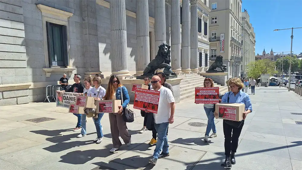 Familias de víctimas de menores asesinos llevan al Congreso más de 130.000 firmas para reformar la Ley del Menor