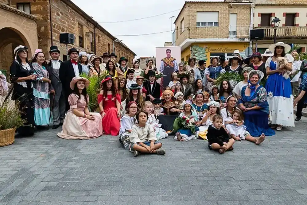 Hasta la lluvia esperó para poder disfrutar del desfile de época en Tábara en favor de la Fundación Leticia Rosino