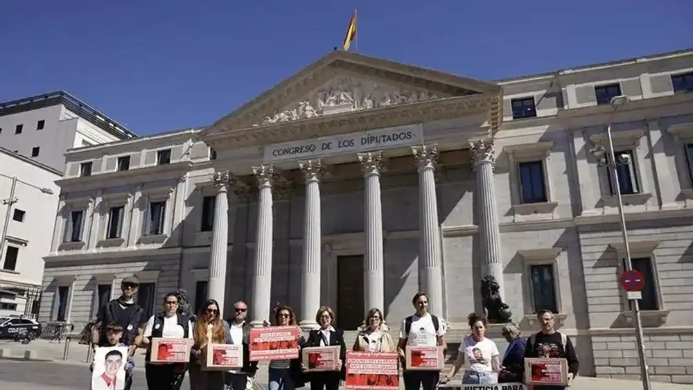 La familia de Leticia Rosino logra 130.000 firmas para endurecer la Ley del Menor: "8 años por la muerte de una persona es ridículo" 1 La familia de Leticia Rosino logra 130.000 firmas para endurecer la Ley del Menor: "8 años por la muerte de una persona es ridículo"